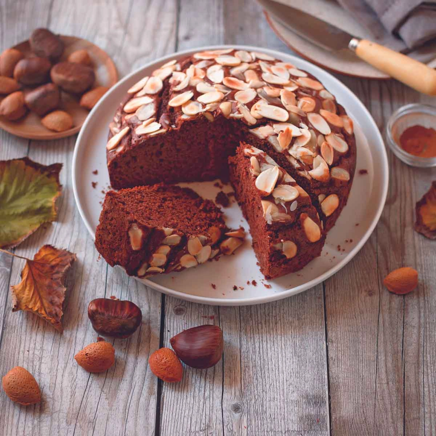 Runder Marronikuchen auf einem herbstlich dekorierten Tisch