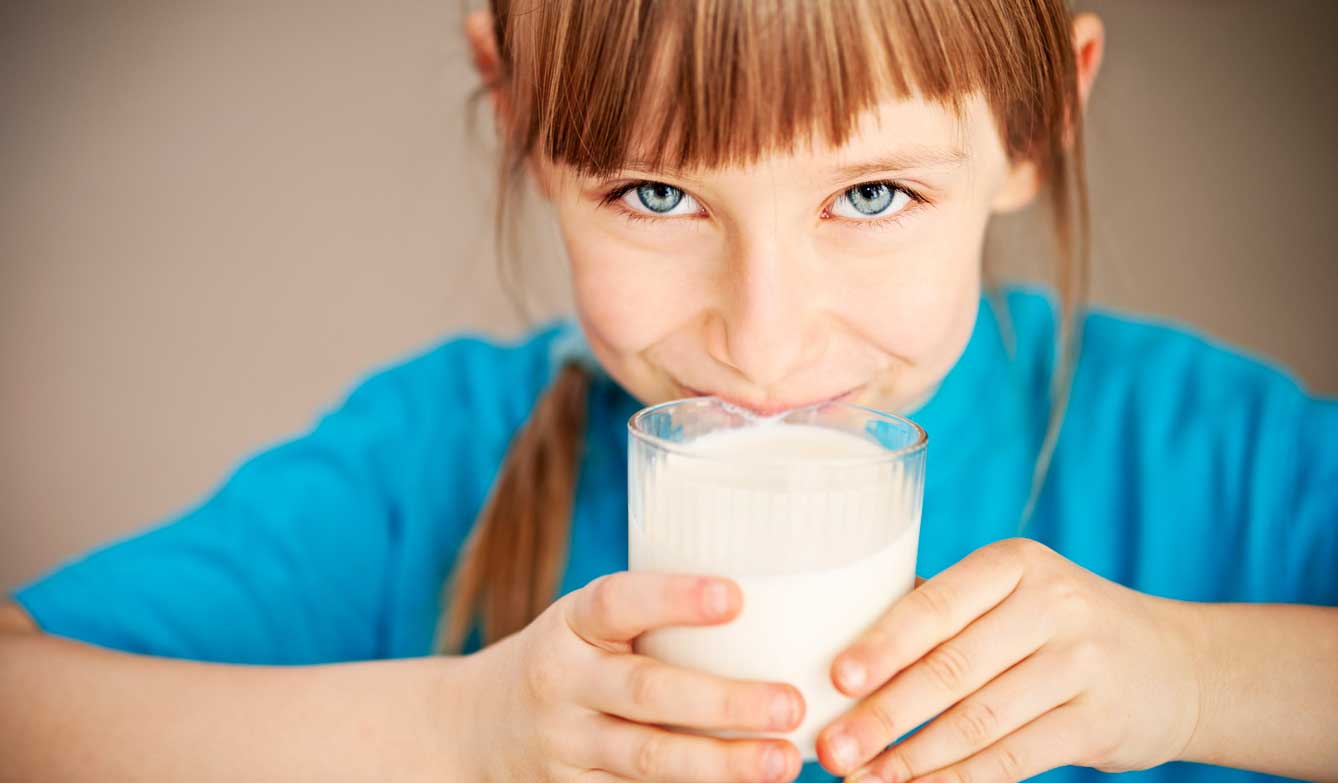 Mädchen mit einem Glas Milch