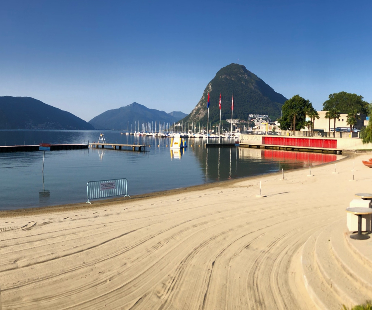 Blick vom Strandbad auf den Luganersee, im Hintergrund Berge