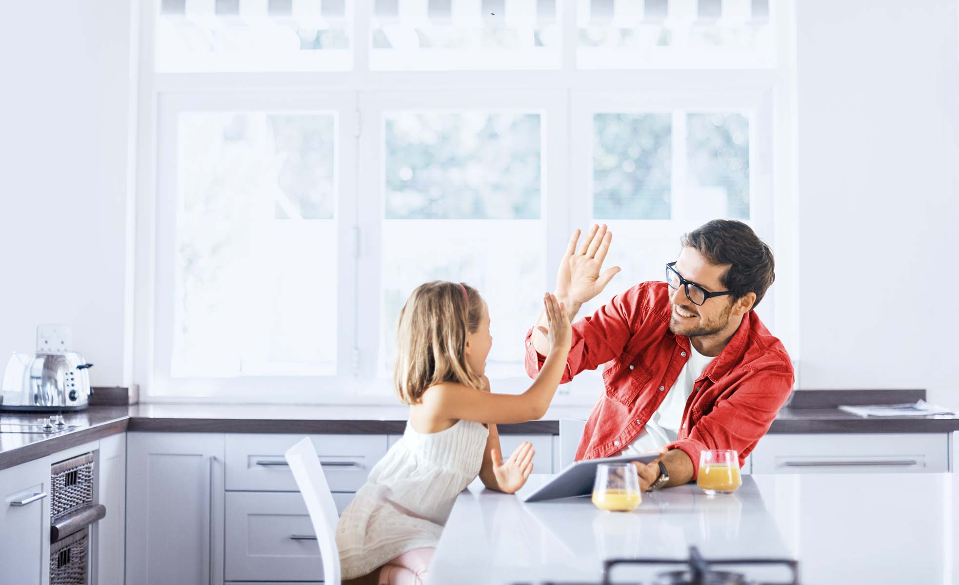 Vater und Tochter sind zufriedene Sympany Versicherte und klatschen sich ab